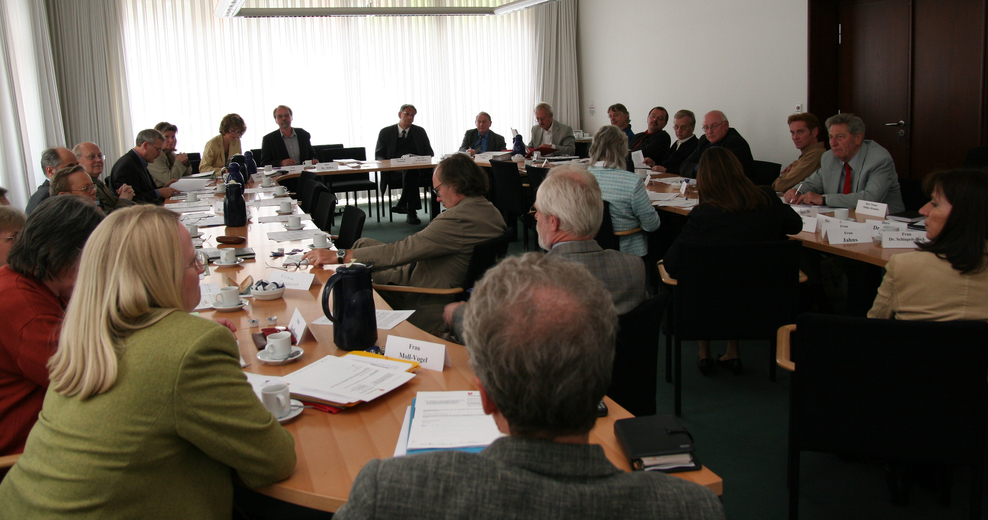 Fotos einer Ausschusssitzung